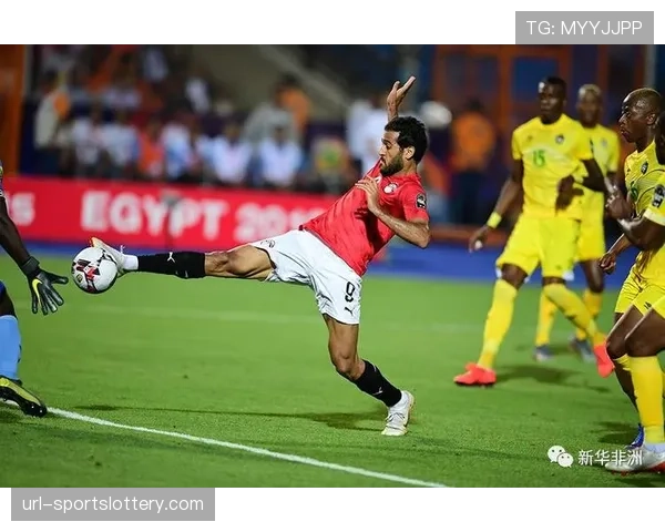 特写：前巴黎队长马尔基尼奥斯现场观战，引发球迷热烈欢迎